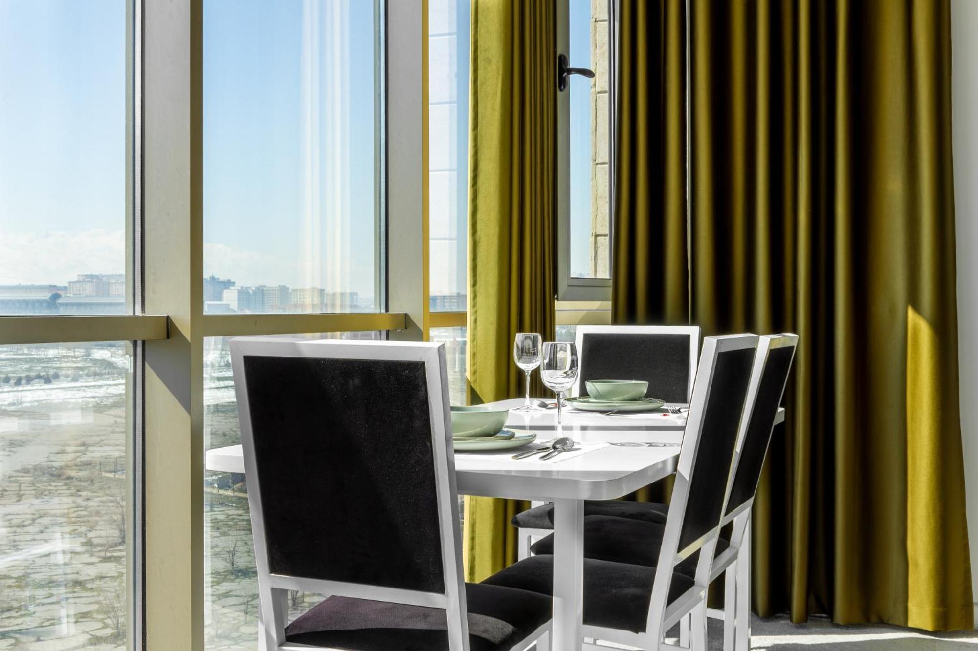 9Th And 6Th Floor Stylish Apartments With Mountainvista 比什凯克 外观 照片